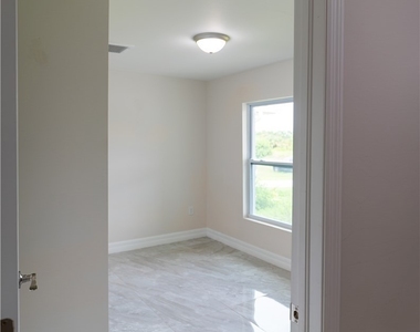 941 Jaguar Boulevard - Photo Thumbnail 5