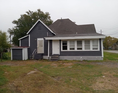 690 Avenue E - Photo Thumbnail 5