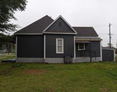 690 Avenue E - Photo Thumbnail 4