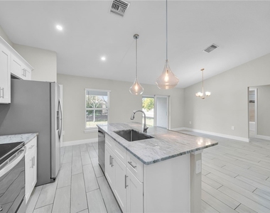 4326 Ne 24th Place - Photo Thumbnail 9