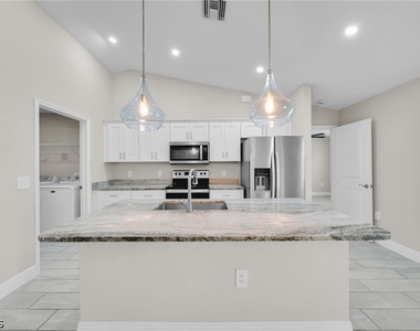 4326 Ne 24th Place - Photo Thumbnail 6
