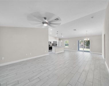 4326 Ne 24th Place - Photo Thumbnail 3