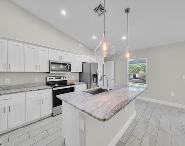 4326 Ne 24th Place - Photo Thumbnail 7