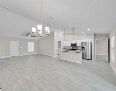 4326 Ne 24th Place - Photo Thumbnail 4