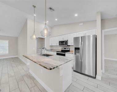 4326 Ne 24th Place - Photo Thumbnail 5