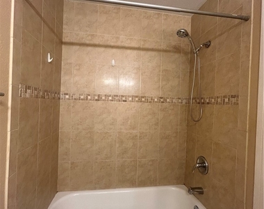 2835 Winkler Avenue - Photo Thumbnail 9