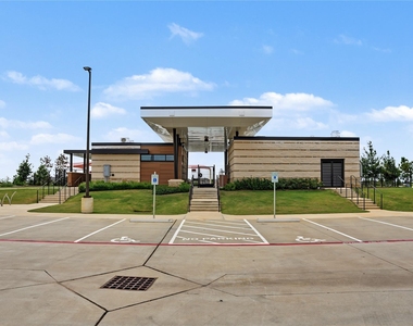 16819 Spotted Oak Dr - Photo Thumbnail 11