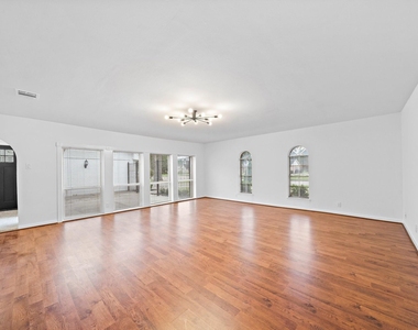 7810 Antoine Drive - Photo Thumbnail 6