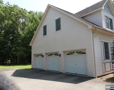 765 Colonial - Photo Thumbnail 3