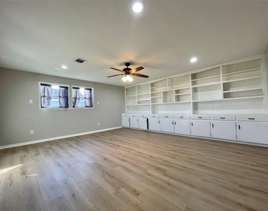 817 N Valderas Street - Photo Thumbnail 2