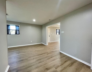 817 N Valderas Street - Photo Thumbnail 7