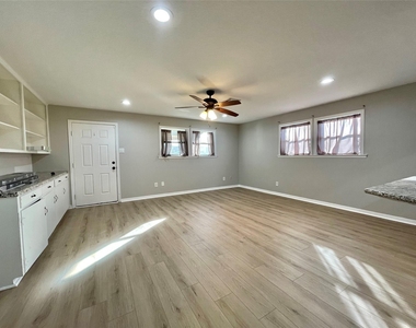 817 N Valderas Street - Photo Thumbnail 13