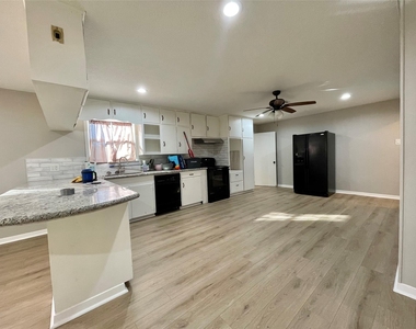 817 N Valderas Street - Photo Thumbnail 14