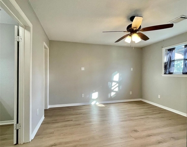 817 N Valderas Street - Photo Thumbnail 15