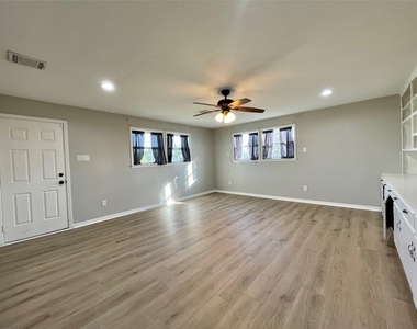 817 N Valderas Street - Photo Thumbnail 3