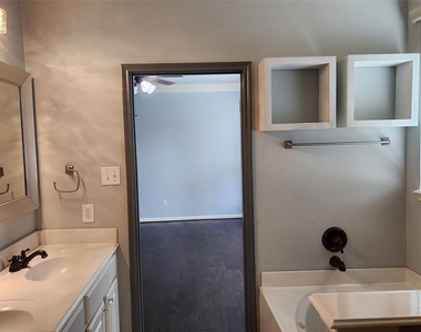16935 Jelly Park Stone Drive - Photo Thumbnail 9