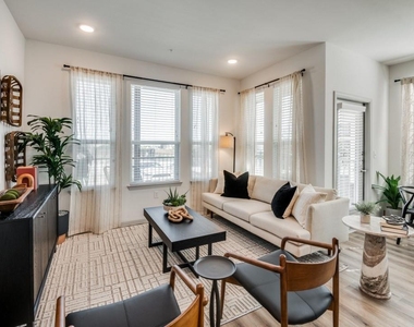 2201 Creekview Drive - Photo Thumbnail 5