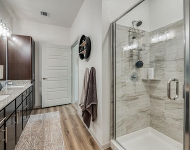 2201 Creekview Drive - Photo Thumbnail 8