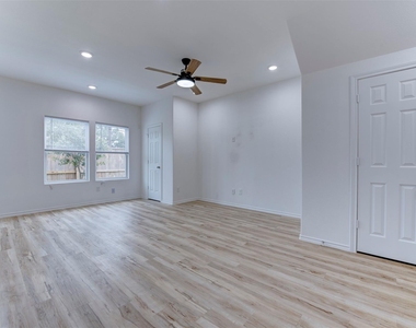 8202 Homewood Lane - Photo Thumbnail 10