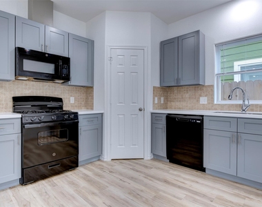 8202 Homewood Lane - Photo Thumbnail 17