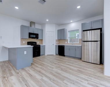 8202 Homewood Lane - Photo Thumbnail 12