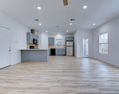 8202 Homewood Lane - Photo Thumbnail 11