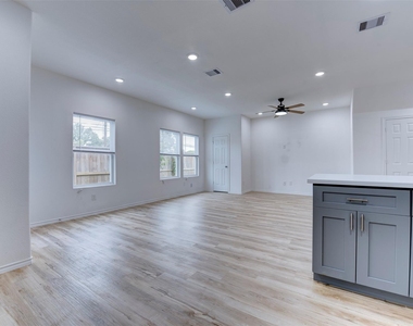 8202 Homewood Lane - Photo Thumbnail 7