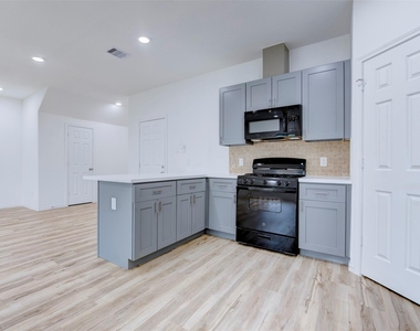 8202 Homewood Lane - Photo Thumbnail 14