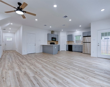 8202 Homewood Lane - Photo Thumbnail 5