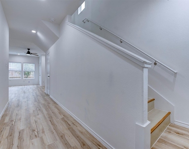 8202 Homewood Lane - Photo Thumbnail 2