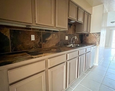 6736 W Fuqua Drive - Photo Thumbnail 3