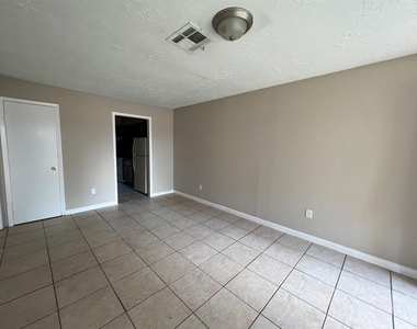 6736 W Fuqua Drive - Photo Thumbnail 2