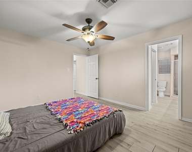 1607 Buescher Drive - Photo Thumbnail 15
