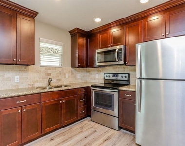 808 1/2 W Main Street - Photo Thumbnail 5
