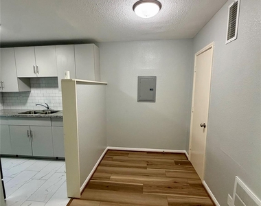 819 Oak Street - Photo Thumbnail 3