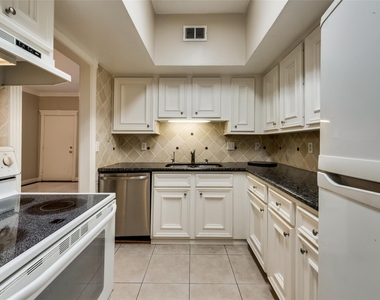 1300 Augusta Drive - Photo Thumbnail 7