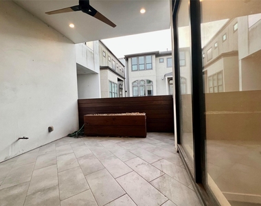 2322 Camden Drive - Photo Thumbnail 7
