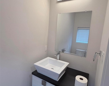 2322 Camden Drive - Photo Thumbnail 9