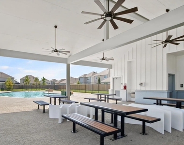 1216 Narrow Heights Drive - Photo Thumbnail 17