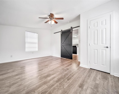 1710 Shelby Street - Photo Thumbnail 7