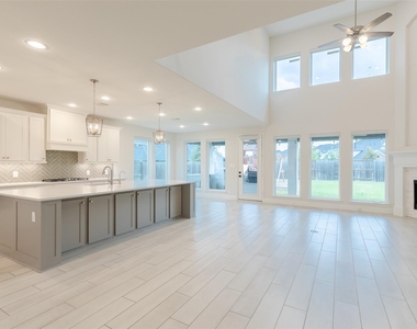 3114 Swift Way - Photo Thumbnail 8