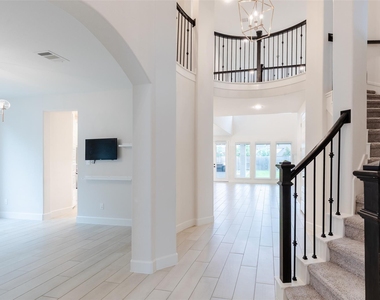 3114 Swift Way - Photo Thumbnail 4