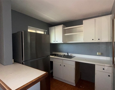 811 Colquitt Street - Photo Thumbnail 7