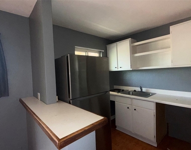 811 Colquitt Street - Photo Thumbnail 6