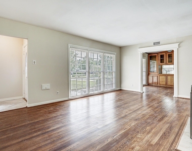 3709 Parkwood Drive - Photo Thumbnail 3