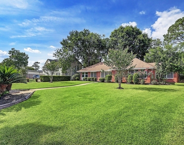 3709 Parkwood Drive - Photo Thumbnail 2