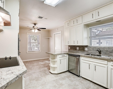 3709 Parkwood Drive - Photo Thumbnail 5