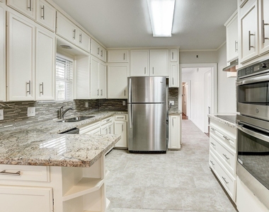 3709 Parkwood Drive - Photo Thumbnail 6