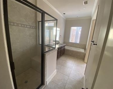 6353 Richmond Avenue - Photo Thumbnail 11