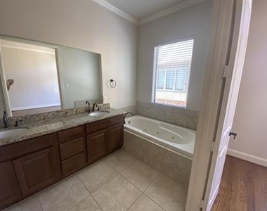6353 Richmond Avenue - Photo Thumbnail 12